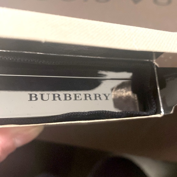 NIB [Burberry] Sheer Luminous Compact Foundation, Trench No. 11, 8 g (.28 oz) - Picture 9 of 14